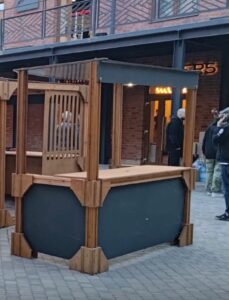 Деревянный прилавок Lyale 2х1 с крышей — аренда